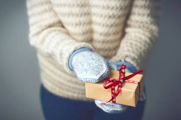 一个女孩拿着一盒与圣诞礼物 — 图库照片