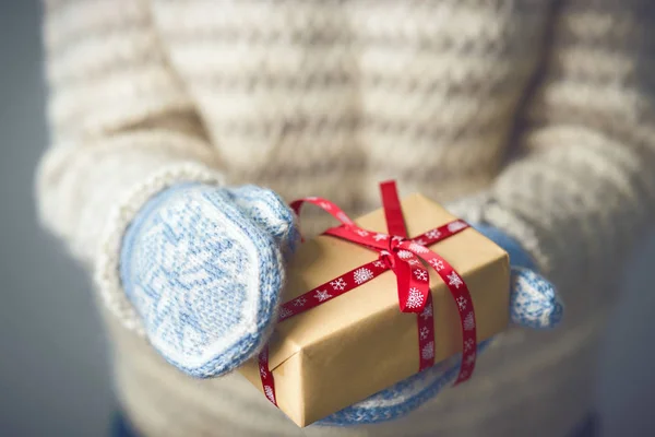 Uma menina segurando uma caixa com um presente de Natal — Fotografia de Stock