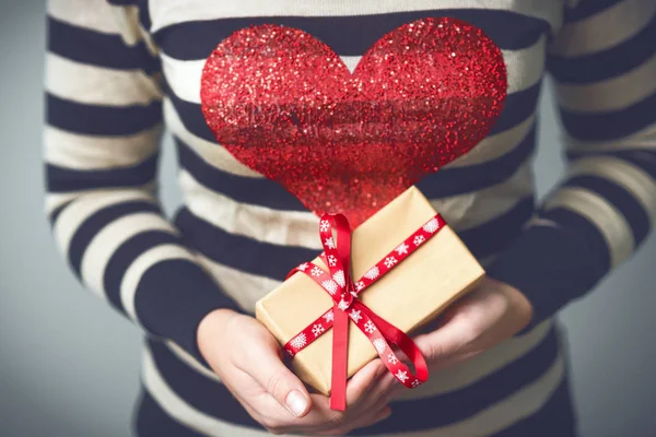 Ragazza che tiene una scatola con un regalo di Natale — Foto Stock