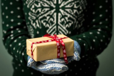 Noel hediye ile bir kutu tutan bir kız