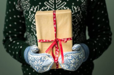 Noel hediye ile bir kutu tutan bir kız