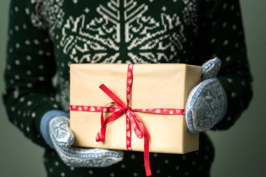 Noel hediye ile bir kutu tutan bir kız