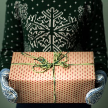 Noel hediye ile bir kutu tutan bir kız