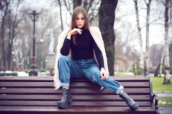 Menina em roupas de moda casual — Fotografia de Stock