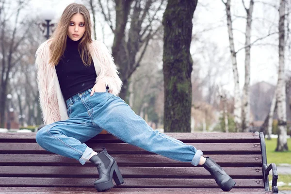 Chica en ropa de moda casual —  Fotos de Stock