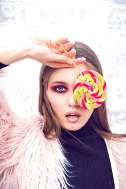 Çok renkli bir lolipop kızla