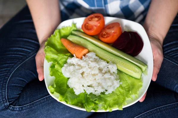 Ragazza con un piatto di verdure in mano — Foto Stock