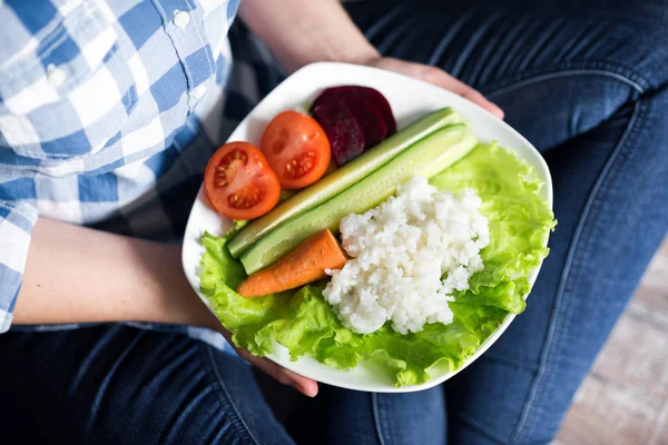 Ragazza con un piatto di verdure in mano — Foto Stock