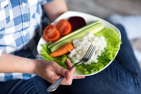 Fille avec une assiette de légumes dans les mains — Photo