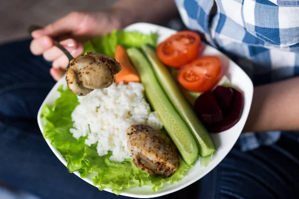 Ragazza con un piatto di verdure in mano — Foto Stock