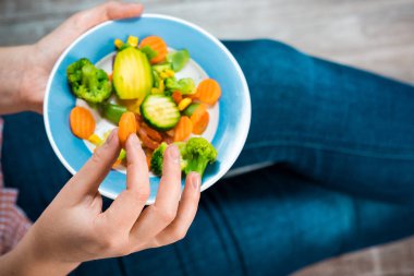 Sebze elinde bir tabak kızla