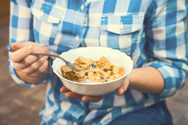 Ragazza con un piatto di cereali integrali — Foto Stock
