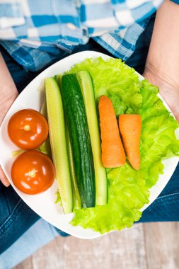 Sebze elinde bir tabak kızla