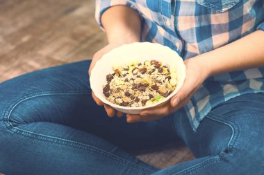 Kız müsli bir tabak