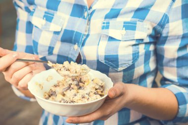 Kız müsli bir tabak