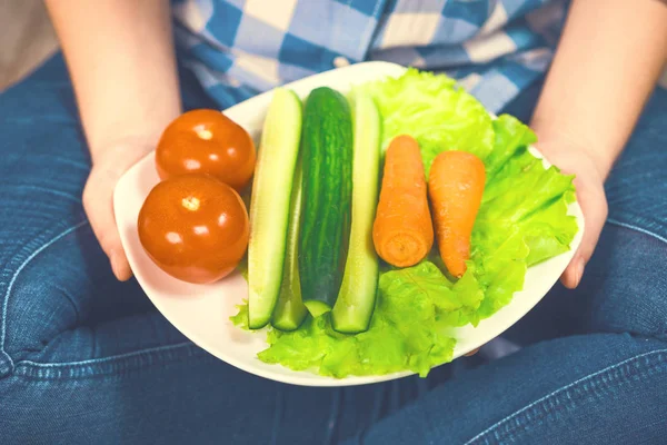 Ragazza con un piatto di verdure — Foto Stock