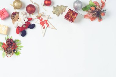 Aydınlık bir arkaplanda 2020 güzel Noel süslemeleri.
