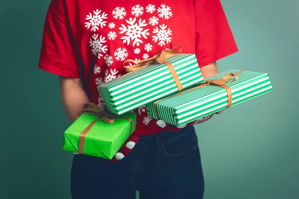 Meisje met dozen met cadeau voor Kerstmis 2019. — Stockfoto