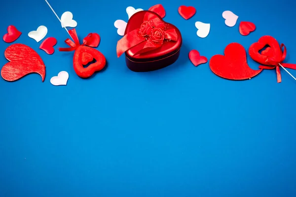 Red heart with a gift for Valentines Day — Stock Photo, Image