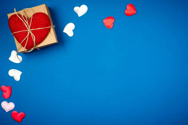 Rött hjärta med en gåva till Alla hjärtans dag — Stockfoto