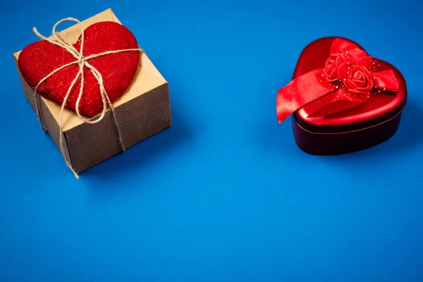 Coração vermelho com um presente para o Dia dos Namorados — Fotografia de Stock