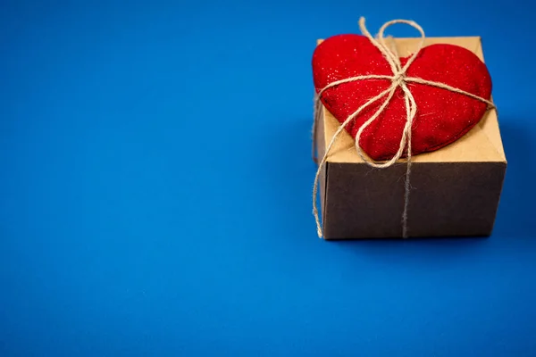 Coração vermelho com um presente para o Dia dos Namorados — Fotografia de Stock