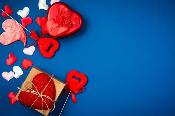 Red heart with a gift for Valentines Day — Stock Photo, Image