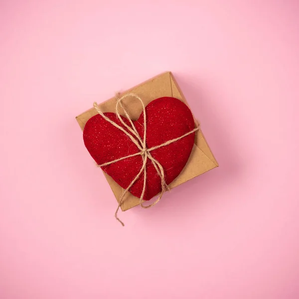 Cuore rosso con un regalo per San Valentino — Foto Stock