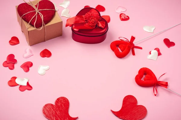 Κόκκινες καρδιές με ένα δώρο για την Ημέρα του Αγίου Βαλεντίνου — Φωτογραφία Αρχείου