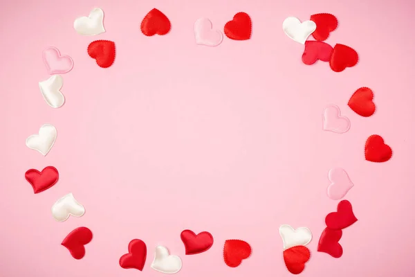 Красные сердца на День Святого Валентина на красивом розовом фоне . — стоковое фото