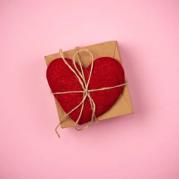 Red heart with a gift for Valentines Day — Stock Photo, Image