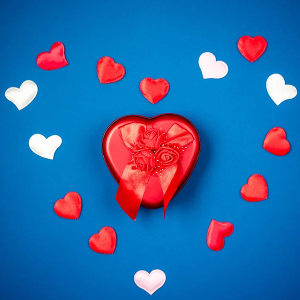 Coeur rouge avec un cadeau pour la Saint-Valentin — Photo