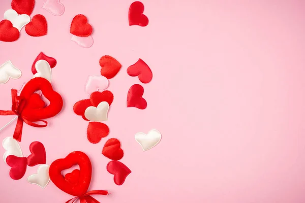 Red hearts for Valentines day on a beautiful pink background. — Stock Photo, Image