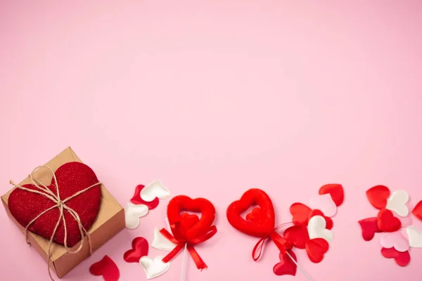 Corazones rojos con un regalo para el Día de San Valentín — Foto de Stock