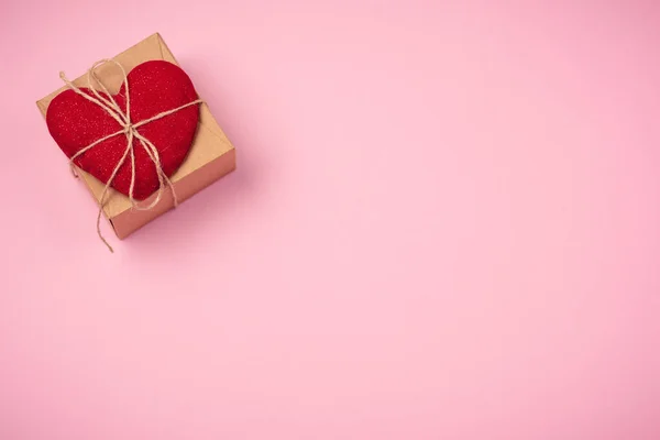 Red heart with a gift for Valentines Day — Stock Photo, Image