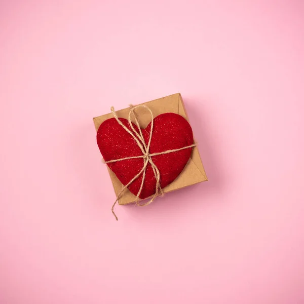 Cuore rosso con un regalo per San Valentino — Foto Stock