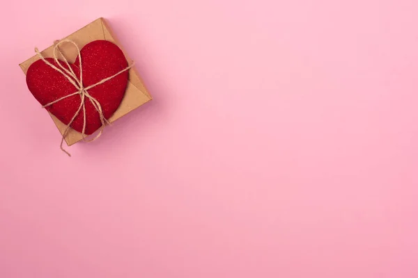 Red heart with a gift for Valentines Day — Stock Photo, Image