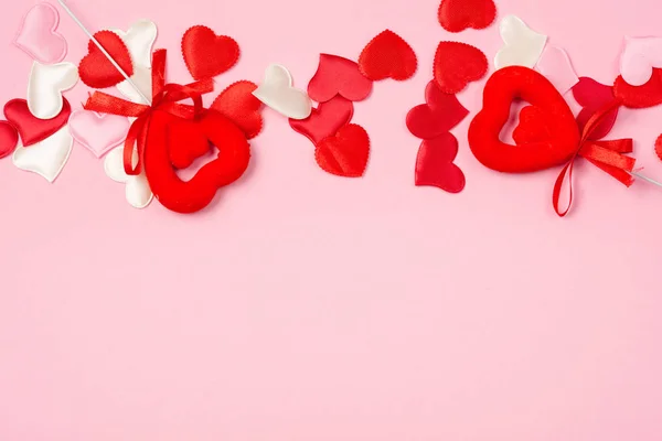 Κόκκινες καρδιές για την ημέρα του Αγίου Βαλεντίνου σε ένα όμορφο ροζ φόντο. — Φωτογραφία Αρχείου