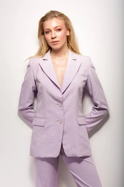 Junges Mädchen in einem lila Business-Anzug — Stockfoto
