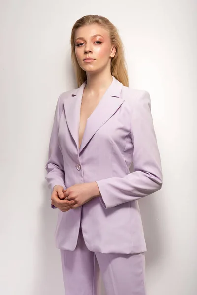 Schöne junge Mädchen in einem Business-Anzug der Farbe Marsala. Katalogschießen. Modeshooting. Businesskleidung. — Stockfoto