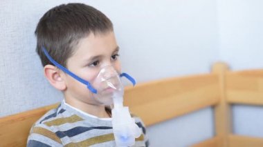 Evde kalıp koronavirüs salgınını önleyin. Çocuğa COVID-19 'dan nebulizör veriliyor. Önleme salgını. COVID-19. Astım tedavisi.