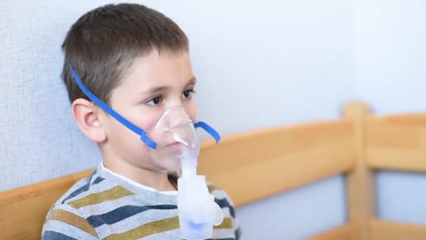 Zostań Domu Kwarantanna Zapobieganie Pandemii Koronawirusów Dziecko Jest Leczone Nebulizatorem — Wideo stockowe