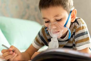 Evde kalıp koronavirüs salgınını önleyin. Çocuk tedavi sırasında ev ödevini bir nibulizörle yapıyor. Önleme salgını. COVID-19.