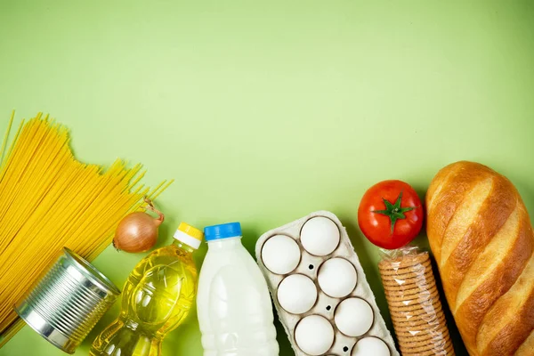 Unverzichtbare Frische Produkte Liegen Auf Grünem Hintergrund Eier Gemüse Spaghetti lizenzfreie Stockfotos