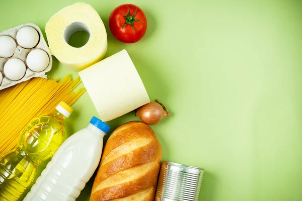 Produtos Frescos Essenciais Encontram Sobre Fundo Verde Ovos Verduras Espaguete Imagem De Stock