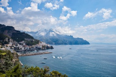 Deniz manzarası, Amalfi sahili deniz manzarası, mavi gökyüzünde bulutlar, yatlar ve gemiler.