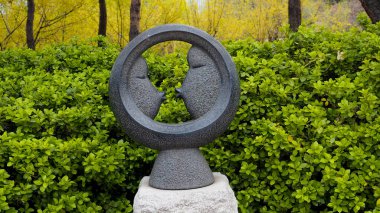 Şehir parkında taş heykel