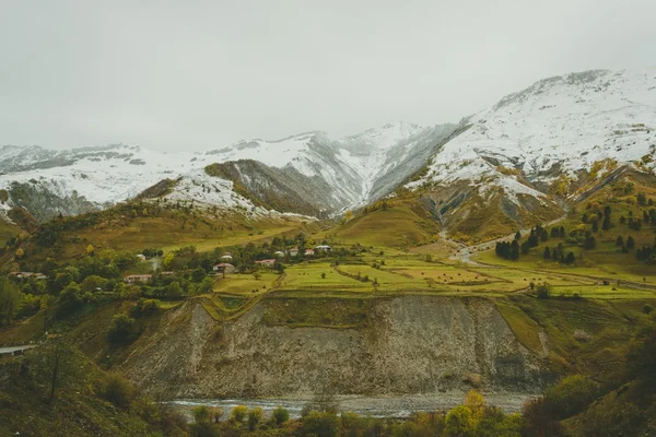 Munții de toamnă în zăpadă — Fotografie, imagine de stoc