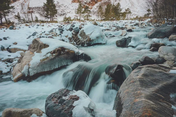 눈 산에서 강 — 스톡 사진