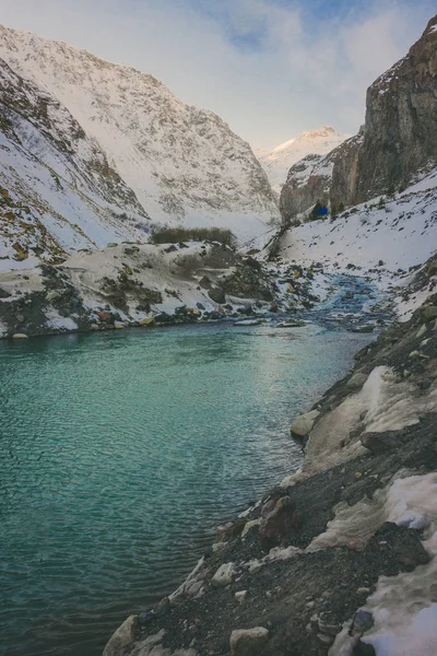 River in snow mountains — Stock Photo, Image